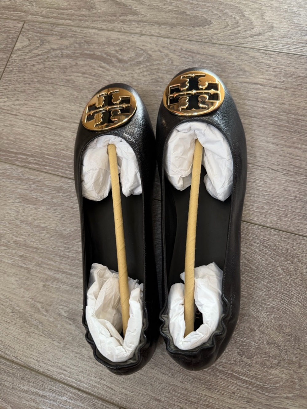 Tory Burch Black Leather Ballet Flats with Gold Logo - Picture 2 of 6